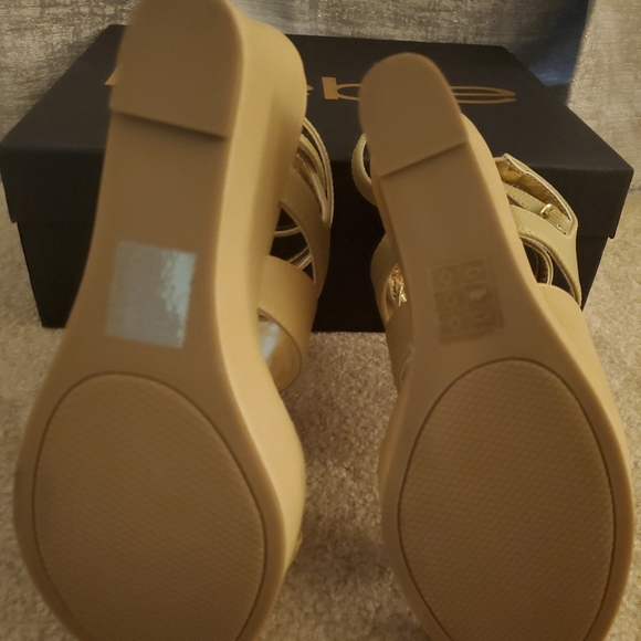 🎁. NWB. BEBE wedge sandle size 8 - Picture 4 of 5